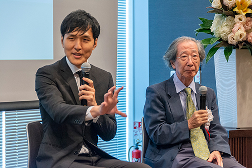 感謝祭イベント1「数学と将棋~AIと<br />
創りだす未来~」トークショーの様子<br />
(写真左から将棋プロ棋士 西尾明六段、<br />
公益財団法人日本数学検定協会 会長 甘利俊一)