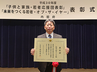 内閣総理大臣表彰に選ばれた<br />
「釧路鳥取てらこや」の大越拓也代表