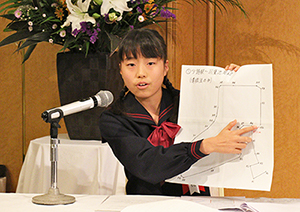 「日本数学検定協会賞」受賞者の田中 莉穂さんの発表の様子