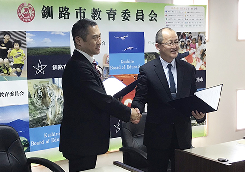 協定締結の様子(写真左から日本数学検定協会 専務理事 髙田忍、鳥取小学校 一本嶋仁志校長)
