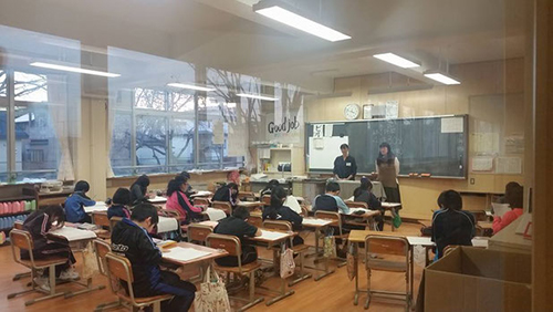 地域やPTAが主体となって釧路市内の児童が算数検定を受検している様子(釧路鳥取てらこやホームページから)