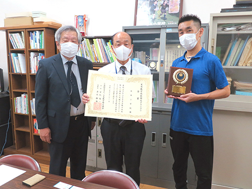 2019年度「数検」グランプリ金賞贈呈の様子1<br />
(2020年9月 国本小学校(東京都世田谷区)にて)