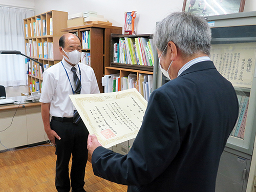 2019年度「数検」グランプリ金賞贈呈の様子2<br />
(2020年9月 国本小学校(東京都世田谷区)にて)