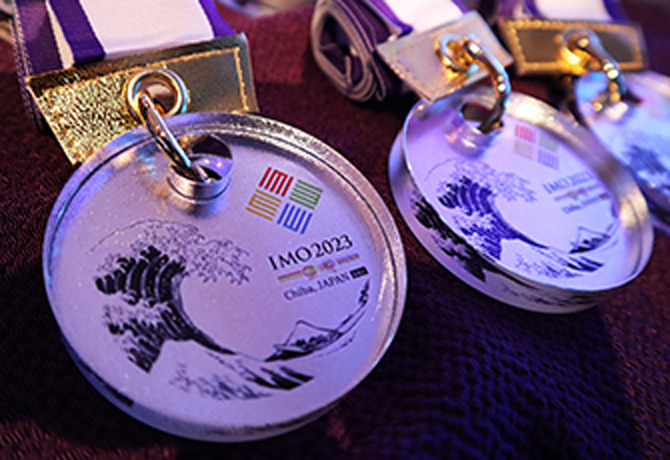 日本代表選手6人全員がメダルを獲得 「国際数学オリンピック日本大会」で 日本数学検定協会が受賞者に「銀メダル」を授与