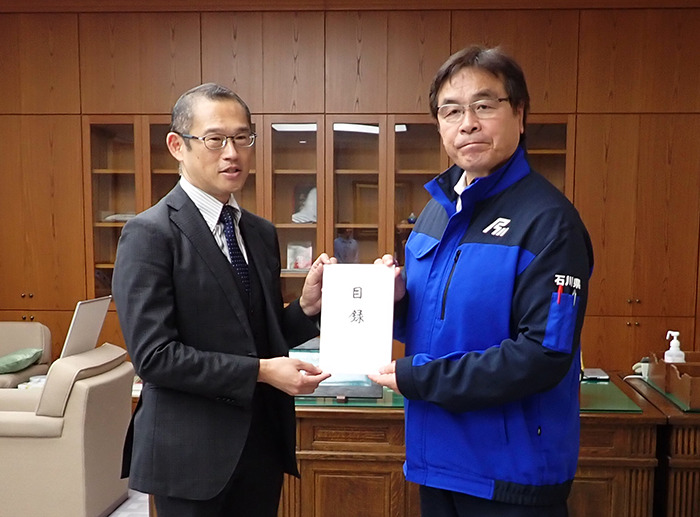 義援金および問題集寄附の様子(写真左から日本数学検定協会 理事長 髙田忍、石川県 馳浩知事)