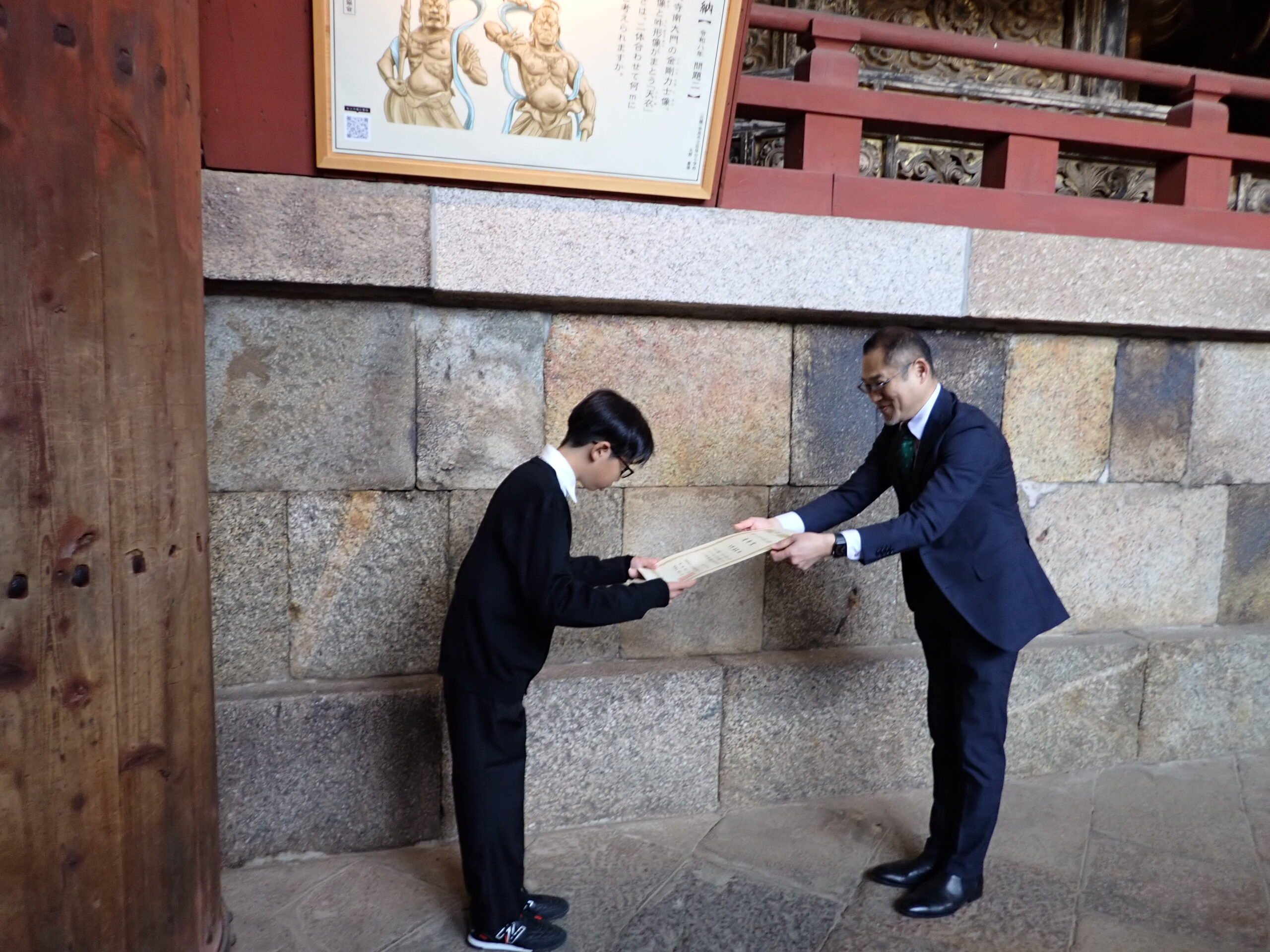 東大寺大仏殿での表彰のようす